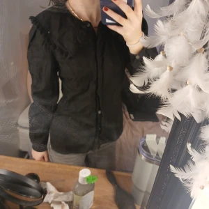 Cool skjorta från Arket - Jag säljer en cool och unik skjorta från arket. Den har broderier på kragen och är i väldigt fint skick🥰