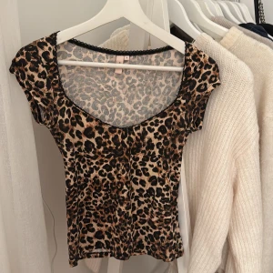 Leopard topp från Nelly - Snygg topp från Nelly som endast har används nån enstaka gång!