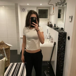 Vit kortärmad t-shirt - Säljer en stilren vit t-shirt i bomull med korta ärmar. Perfekt basplagg. Köpt från Nelly, sällan använd.