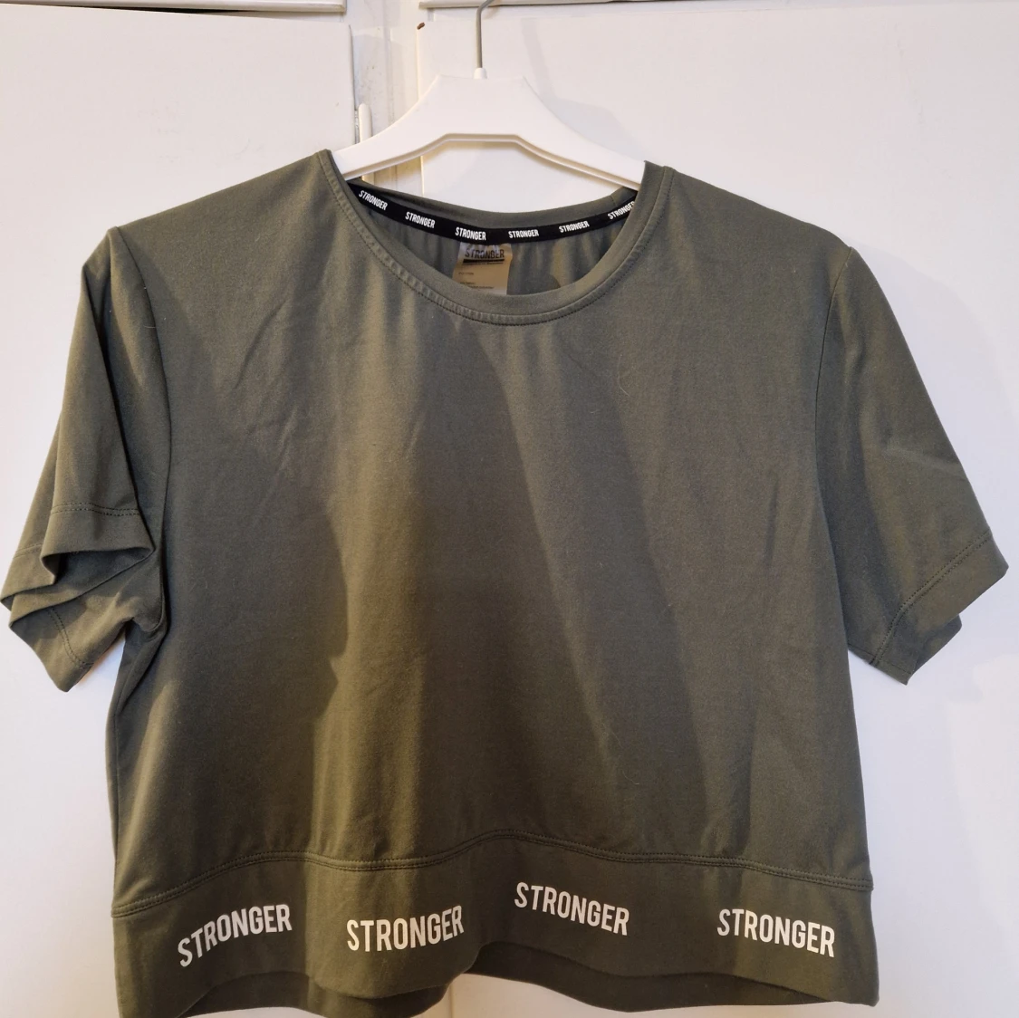 Grön kortärmad topp från Stronger