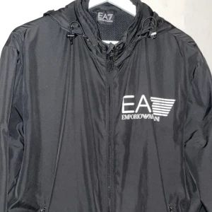 EA7 Windbreaker (ÄKTA) - EA7 Windbreaker, köpt på Boozt.com. Pris kan diskuteras.