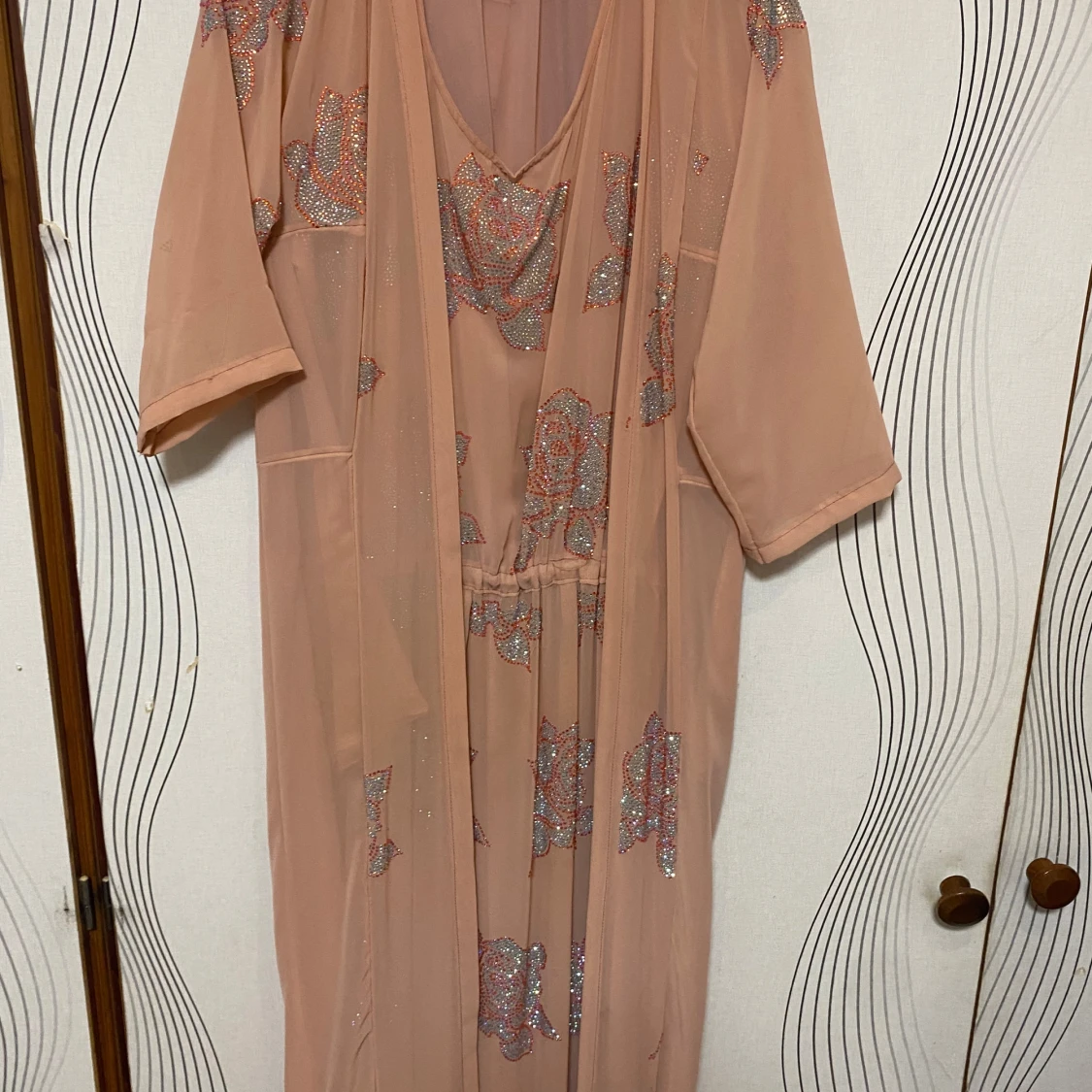 Beige klänning med glittrigt mönster - 90