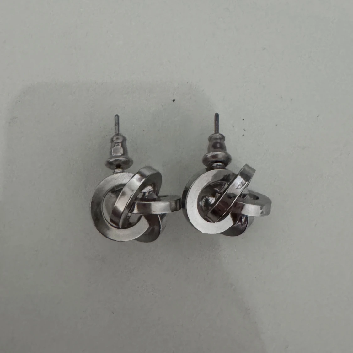 Snygga silverfärgade örhängen i knutdesign - 92