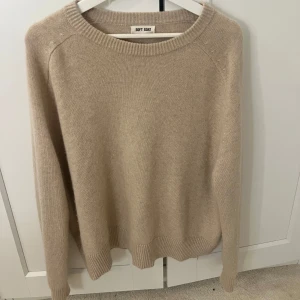 Beige stickad tröja från Soft Goat - Mysig beige stickad tröja från Soft Goat. Använd men är fortfarande i väldigt bra skick! Skriv vid frågor🥰🥰🥰