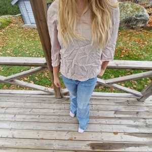 Beige/rosa blus - Snygg beige/rosa blus som har trekvartsärmar och en lös passform. Bra kvalitet bara skrynklig men endast provad. Skulle uppskatta till M