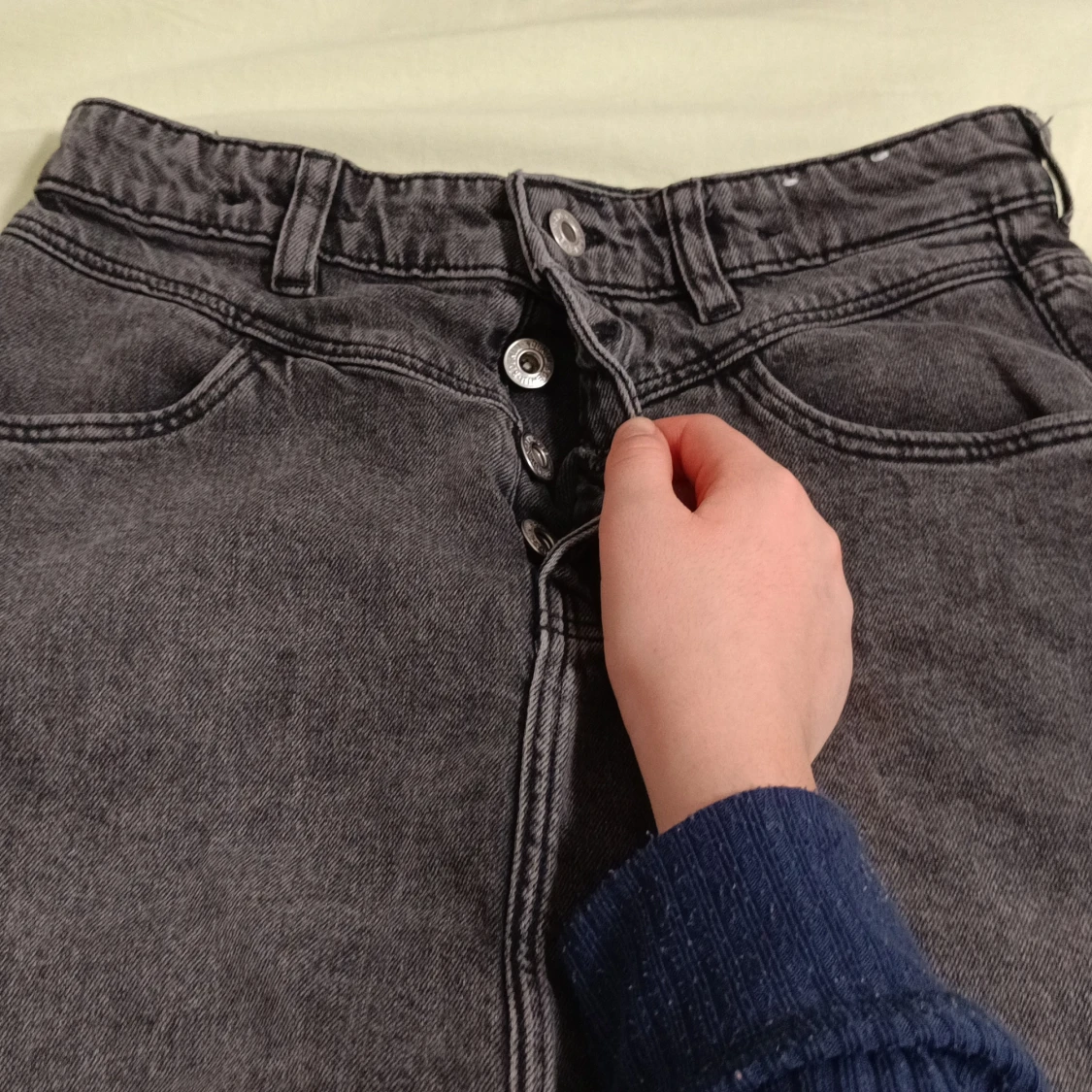 Grå jeanskjol som har aldrig använts  - 90
