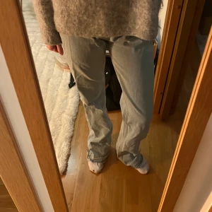 Ljusblå Zara jeans  - Säljer dessa sååå fina jeans🥰🥰