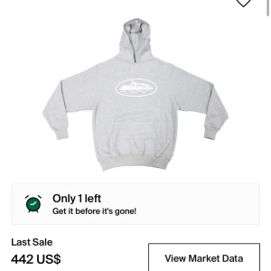 Corteiz grå hoodie M - Varan är helt nytt, köpte den nyligen men den var lite för stor på min kropp. Varan är medium men passar lite mer som large. Har inte haft den på mig mer än prövning. Den är jätte bra för vinter och kan hålla dig varm på grund av materialet innefrån.