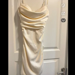 Champagnefärgad klänning från oh polly - Hejj, säljer min fina student klänning jag har använt en gång tyvärr kommer den aldrig till användning. Storlek 6 från oh polly i nytt skick pris 400 kr. 🤍🤍