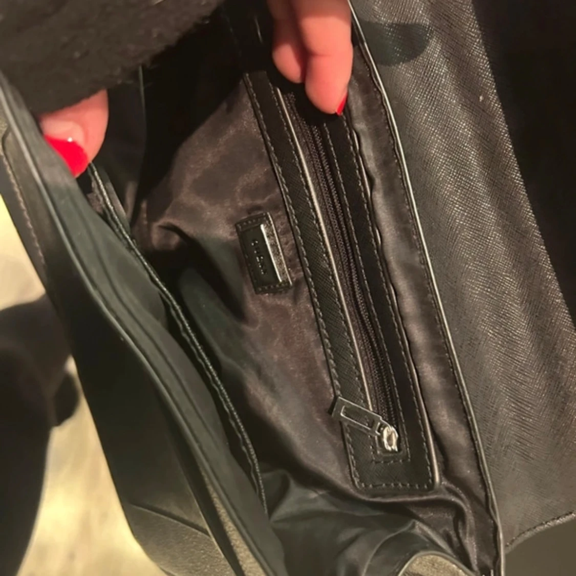 Svart axelväska från Guess - 91