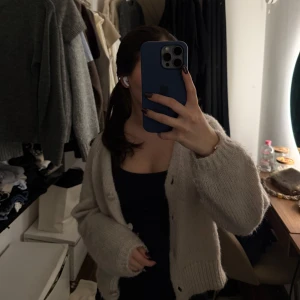 Beige stickad kofta - Mysig beige stickad kofta med knappar framtill. 