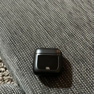 JBL PRO.2 - Här har ni dom senaste oanvända JBL PRO hörlurar som ni kan ändra ljudet och allt möjligt på skärmen har testat dom själv rekommenderar dom starkt