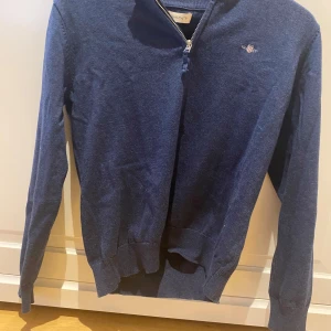 GANT TRÖJA  - Säljer Gant halv zip tröja. Den är inte använd mycket. 