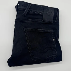 REPLAY ANBASS HYPERFLEX  - - Replay anbass hyperflex jeans - Slim fit passform - Storlek W30/L32 - Nypris runt 1800kr -  Deluxecloset