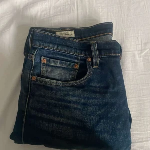 Blå jeans från Levi's Premium - Snygga blå jeans från Levi's Premium med klassisk femficksdesign och knappgylf. Perfekta för en avslappnad stil. Tillverkade i slitstarkt denim. Jätte fin färg. Stretchiga. väldigt bekväma. Passar 32-33 31-33 och 33-33.
