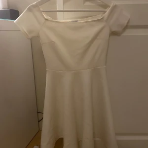 Klänning - Perfekt studentklänning!! Finns en liiiten skavank som knappt syns, se bilder!!