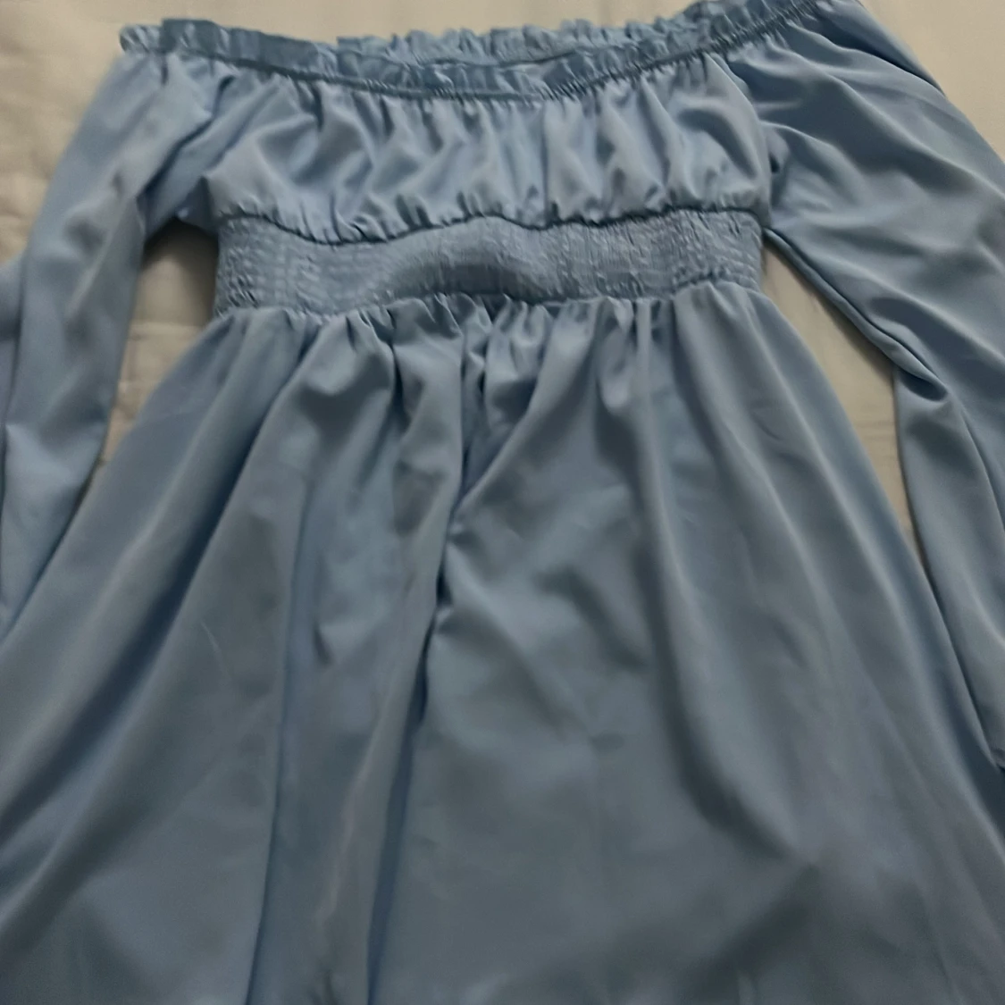 Blå offshoulder klänning