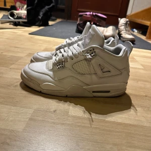 Jordan 4 - Jordan 4 pure money. storlek 44.5 men passar bra för 44 och 45 eftersom de är så chunky, Bra skick med clean vit färg knappt några creases 