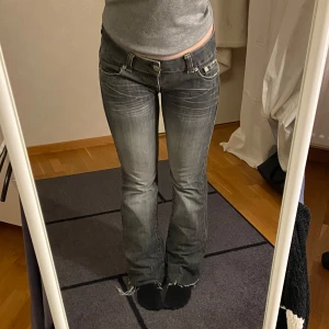 Bootcut jeans - Snygga gråa jeans som är lågmidjade och bootcut 💓 Dom är lite avklippta så de skulle passa mig bättre i längden så nu är innerbenslängden ungefär 78 cm :) midjemåttet är cirka 39 cm tvärsöver