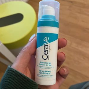 CeraVe Resurfacing Retinol Serum - CeraVe Resurfacing Retinol Serum med 3 essentiella ceramider och niacinamid. Förbättrar hudens struktur och minskar synligheten av akneärr. Kommer i en praktisk pumpflaska på 30 ml.