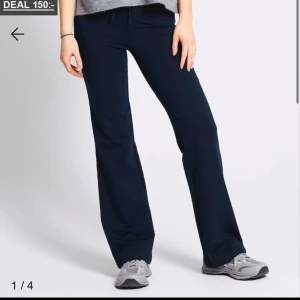 Mjukisbyxor från lager 157 - Säljer mina mjukisar från lager då jag har 2! Modellen på bilden är 175cm och har på sig S för jämförelse. dem är i nytt skick då dem är andvänd max 2 gånger.