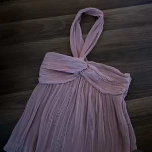 Ljusrosa halternecktopp - Säljer denna super fina rosa toppen från Zara som tyvärr är för liten för mig. Men är perfekt för sommarn eller fester. Den han ä fast använts en gång💕💕