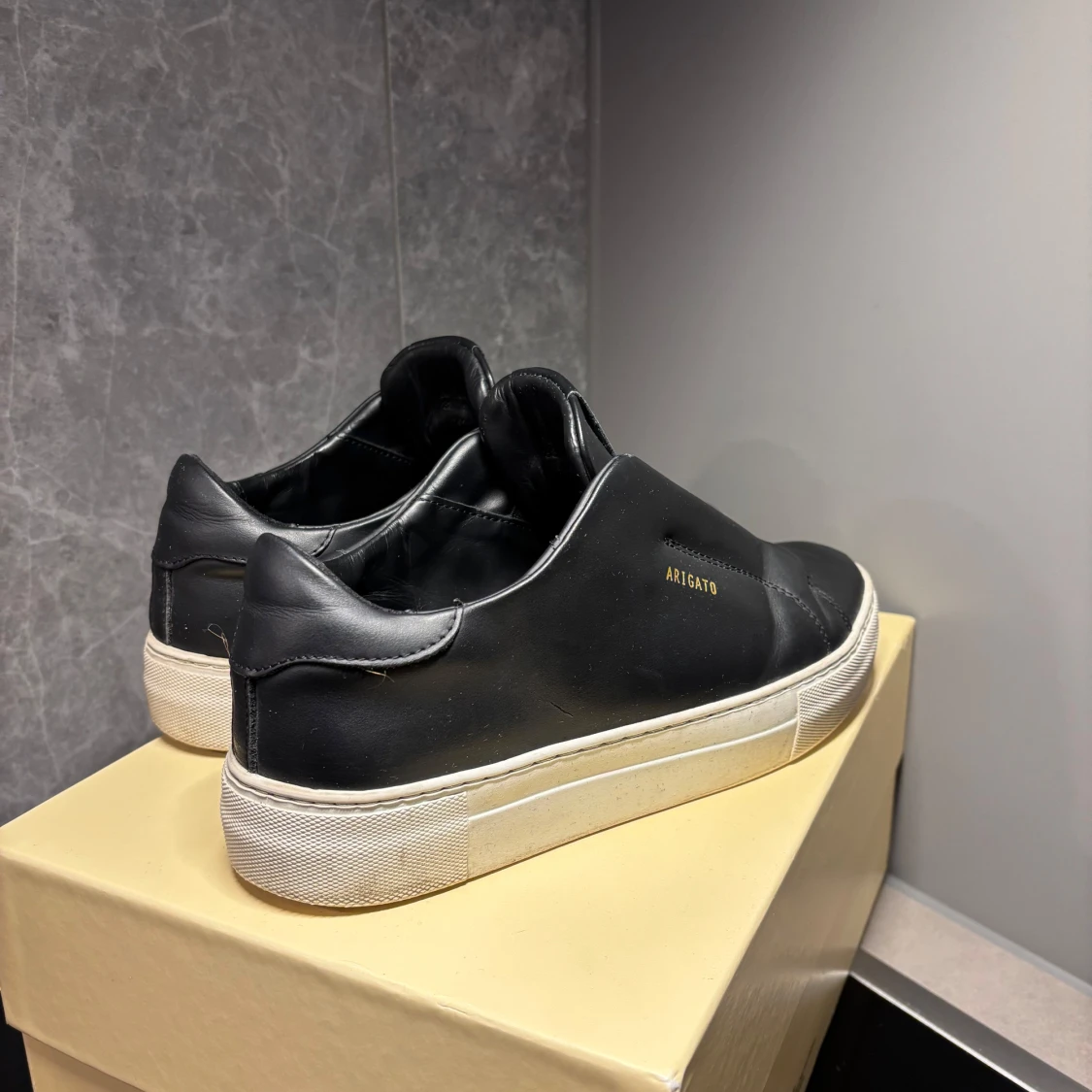 Svarta sneakers från Axel Arigato - 1