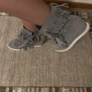 Fransskor - Säljer dessa sjukt snygga och efterfrågade fransskor. Användna 1 gång, de har kilklack och är väldigt bekväma! Jättesnygga och kan snygga till vilken outfit som helst❣️strl 36, men sitter som 37.