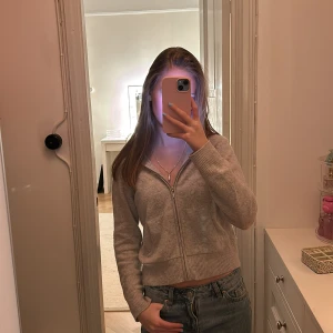 Grå zip hoodie från from future - Snygg ziphoodie från from future 💐🍒🍒använd några gånger men den har inga slitningar💗🌷 den är 100% cashmere 🍓🍓storlek xs🌸🌸