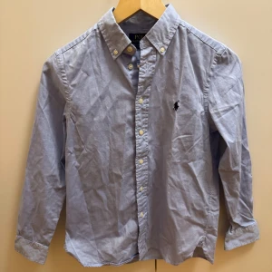 Ralph Lauren skjorta - Riktigt snygg ljusblå skjorta från Ralph Lauren som passar någon runt 160cm. Storlek 14 years, hör av dig vid frågor! 😄 