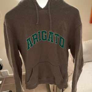 Arigato hoodie - Hoodie från Arigato i nyskick. Köpt på deras hemsida för cirka 2000. Vif fler frågor är det bara att skriva!