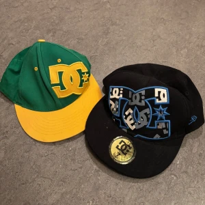 DC keps - DC kepsar, har tappat formen lite men inget som märks när man har dom på sig. Köp en för 30 båda för 50