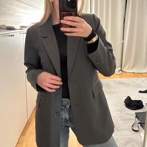 Blazer - Kavaj - Säljer denna kavaj då den ej kommer till använd längre, använts fåtal gånger! Den är i storlek XS men passar mig som brukar ha S🤍 Helt i nyskick!