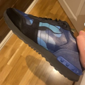 Valentino Garavani sneakers i blå och svart - Snygga Valentino rockrunners i mörkblå och svart bra skick endast andvönda ett par gånger så nästan nya säljer för dom inte passar längre box ingår inte men valentino kort gör!