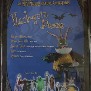 Harlequin Demon från The Nightmare Before Christmas - Samlarfigur av Harlequin Demon från filmen The Nightmare Before Christmas. Figuren har en färgglad dräkt med orange, gröna och svarta detaljer samt tillbehör som bord, klubba, fladdermus, råtta och present. Perfekt för fans av filmen och samlare.