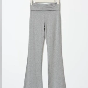 Grå yoga pants - Säljer mina gråa yoga pants från Ginatricot då de är lite korta på mig. Storleken är 146-152 så typ xs💕