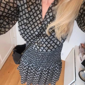 Svart mönstrad klänning  - Säljer min fina klänning från Zara, bara använd en gång så den är i bra skick💞pris kan diskuteras, lånade bilder!! Skriv för fler bilder eller frågor