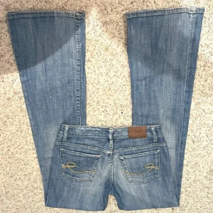 Lågmidjade jeans - Säljer dessa ltb bootcut jeans då de tyvärr är för stora för mig. Det står storlek 27x34 på lappen. Hör av dig vid frågor💓