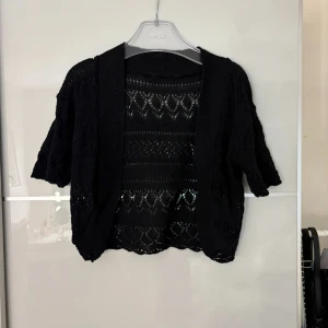 Svart bolero med spetsmönster - Snygg svart bolero som passar till allt, strl S ungefär och i väldigt bra skick, skriv privat vid intresse eller frågor⭐️ kolla gärna in mina andra annonser 
