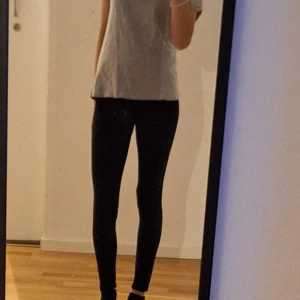 Svarta leggings från gina tricot - Säljer ett par svarta leggings från gina tricot med perfekt passform. Perfekt för vardagsbruk och lätt att matcha med olika outfits. Är i storlek S