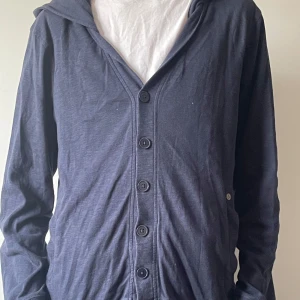 Stickad kofta  - Vi säljer nu denna stickade kofta från volcom denna tröja är ett helt nytt plagg inom mode koftan passar perfekt till jeans 👖 den är i storlek M 