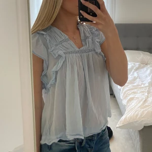 Neo noir blus  - Säljer min ljusblå blus med volangdetaljer från Neo noir. Har använt extremt lite så den är i väldigt bra skick💕 skriv privat för flera bilder eller frågar!