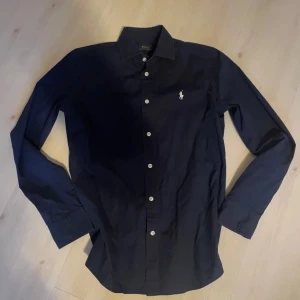 Ralph Lauren skjorta Mörblå  - Mycket fint skick! Grymt snygg mörkblå färg med vita detaljer