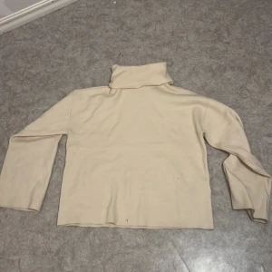 Vero moda - Säljer en fin stickad polotröja från vero moda då den inte kommer till användning.