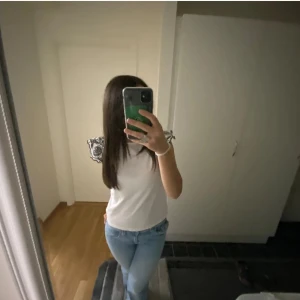 Vit topp - Säljer den här superfina vita tröjan med korta mönstrade ärmar. Jag köpte den utomlands men väljer att sälja den då den inte har kommit till användning på sistone och har endast använt några få gånger. Den är i storlek XS men passar även S❤️‍🔥