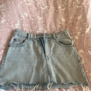 Jeanskjol från Zara - Skitsnygg minikjol som är trendig. 