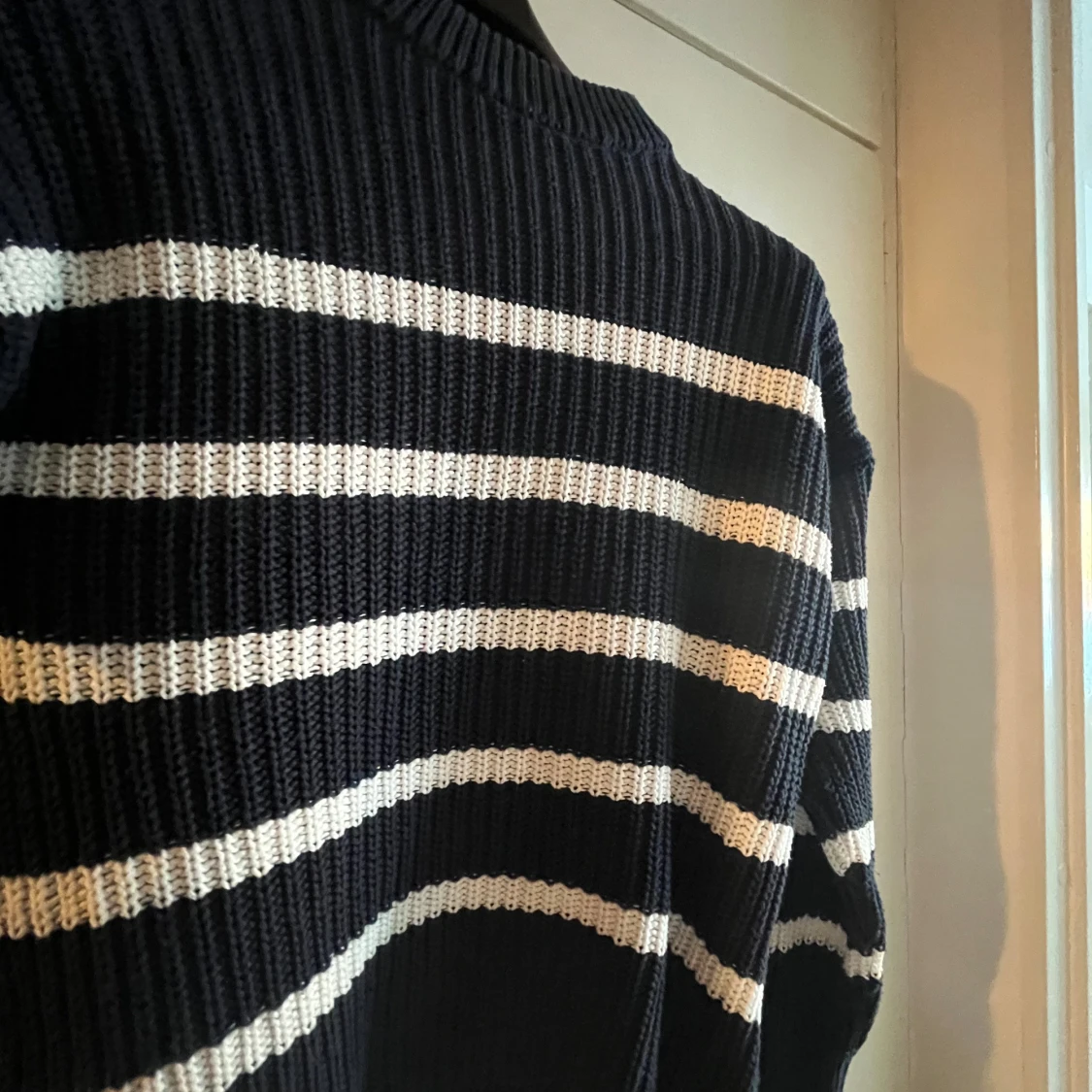 Blå och vit randig tröja - 90