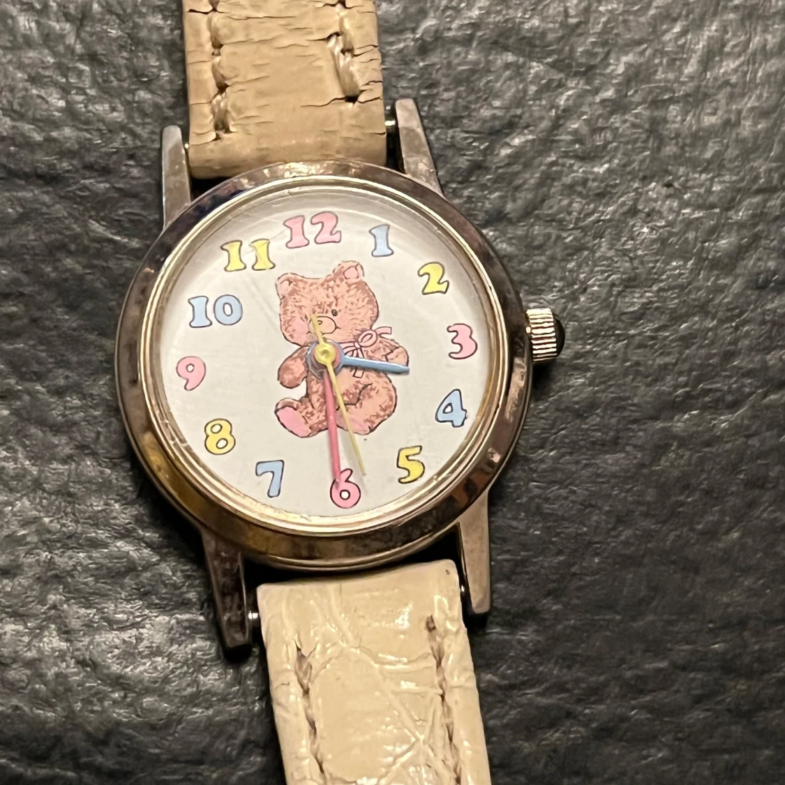 Barnklocka med nallemotiv från Louis Picard