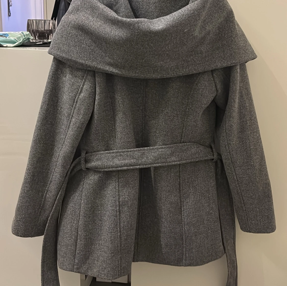 Grå kappa från Amisu - 90