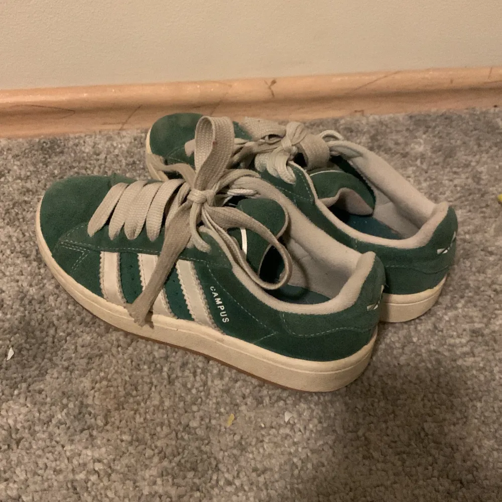Snygga gröna Adidas Samba sneakers i mocka med vita detaljer och snörning. Perfekta för en avslappnad stil.💚💚. Kengät.